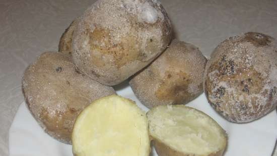 Insalata con patate e funghi salati (magri)