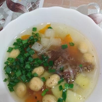 Ash Tana Itenen (polévka s hovězí hrudí a knedlíky z hrachové mouky)