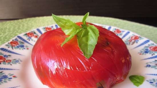 Gelatina di porzione in gelatina di caprese (mozzarella, basilico, pomodori, succo di pomodoro)