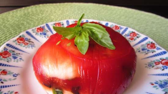Gelatina di porzione in gelatina di caprese (mozzarella, basilico, pomodori, succo di pomodoro)