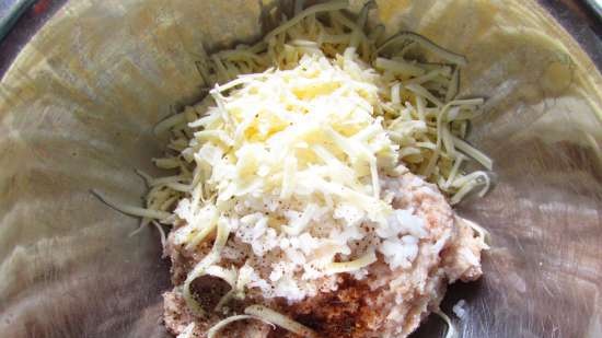 كرات الدجاج والأرز والجبن مع جبن الموزاريلا (في قالب لصنع الكرات)