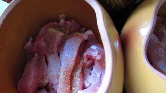 Svinekjøtt bakt med kålrot og surkål i potter