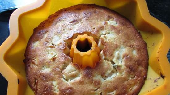 Muffin de manzana bajo una tapa de cuajada