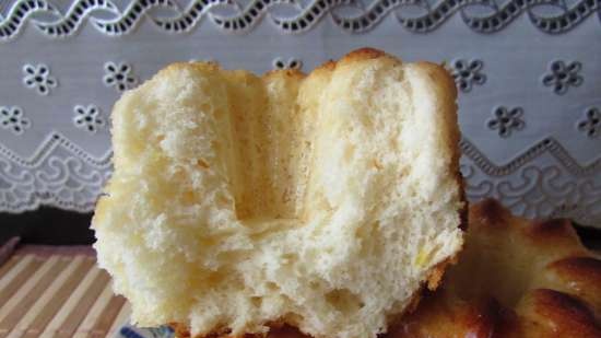 Muffins de almidón sin harina y mantequilla sobre leche condensada, con una nota de limón