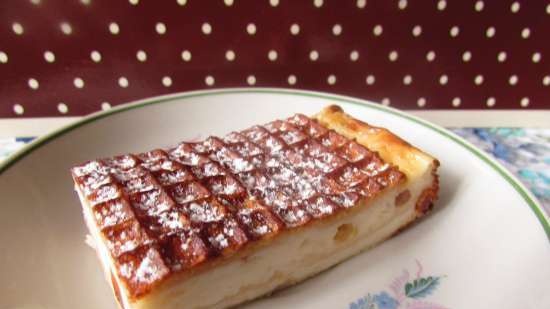 Casseruola di ricotta con mele e uvetta in torte waffle