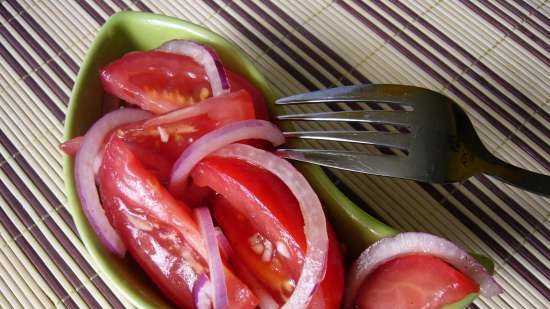 Salát z rajčat a cibule s dresinkem z rajčatové šťávy