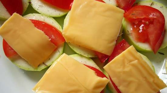 Zucchine veloci con pomodori e formaggio al microonde