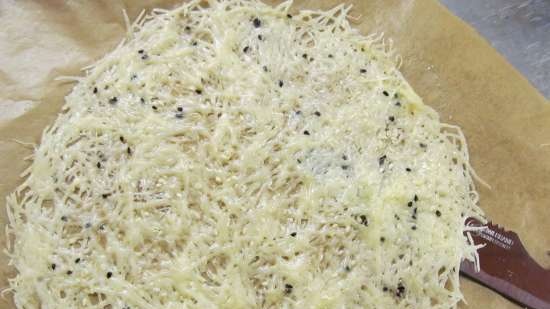 Taglieri di formaggio con riso (Riso Ermes alle nocciole in cialda di parmigiano e semi di sesamo nero)