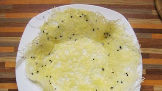 Bandejas de queso con arroz (Riso Ermes alle nocciole in cialda di parmigiano e semi di sesamo nero)