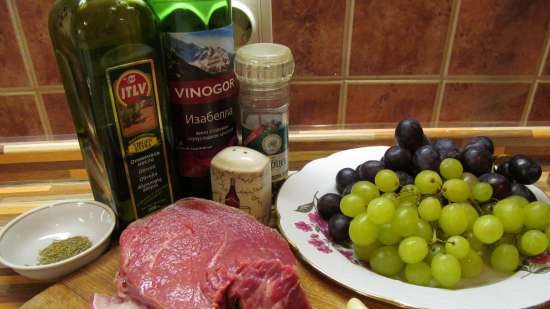 لحم بصلصة النبيذ مع العنب (فيليتو ألوفا)