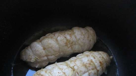 Pastroma di filetto di pollo in una pentola a cottura lenta