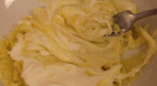 Pastel de masa Linzer sobre yemas hervidas con relleno de miel de manzana y streusel