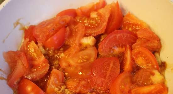Taart met courgette, coquilles en roomkaas gegarneerd met gekonfijte tomaten