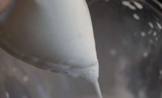 Tönkölykása füstölt körtével mandulás tejben egy fazékban