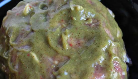 Filetto di tacchino al forno in una manica con salsa al kiwi