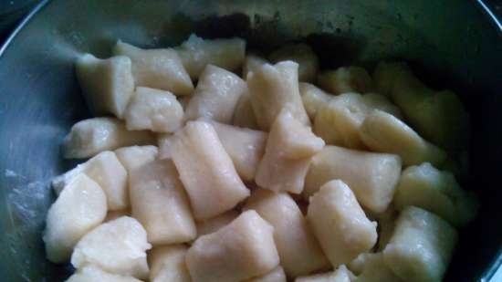 Dumplings (albóndigas perezosas de patata) con ternera en salsa de crema agria