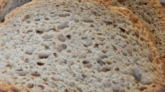 Pane di famiglia con acqua minerale su vecchio impasto
