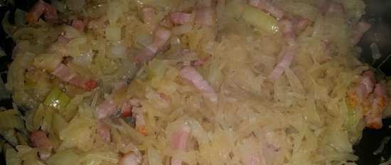 Casseruola di patate e cavolo cappuccio con polpette (Kartoffel-Sauerkraut-Auflauf mit Frikadellen)