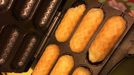 Barchette di crema pasticcera ripiene di aringhe, cetrioli sottaceto e patate (salumificio Smile 3633)