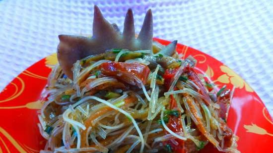Funchoza z mięsem i warzywami (gotowana w Azji Środkowej)