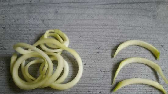 Spaghetti alle zucchine con condimento al limone e aglio.