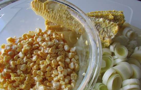 Sopa de maíz dulce con ricotta y aceite de albahaca