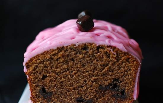 Cupcake met vogelkersmeel en marmelade in chocolade