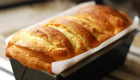 לחם חמאה על יוגורט עם שכבת שקדים
