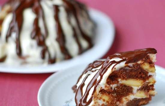 Gingerbread cake with bananas and sour cream (no baking)