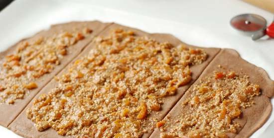 Opgerolde cake met gedroogde abrikozen en amandelenvulling