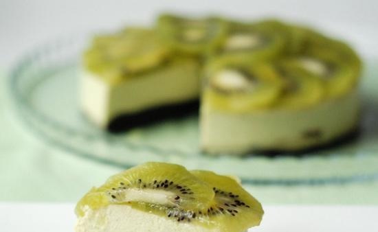 Cheesecake con avocado, anacardi e lime (dessert vegetariano)