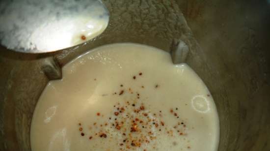 Zuppa di crema di funghi nella macchina per il latte di soia (Midea Mi-5)