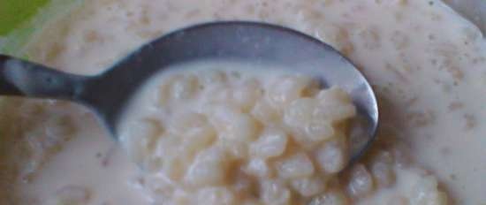 Porridge d'orzo con latte in una pentola a cottura lenta
