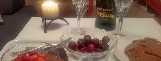 Colazione aristocratica - Camembert al forno con fragole e liquore Amaretto, accompagnato da champagne ghiacciato