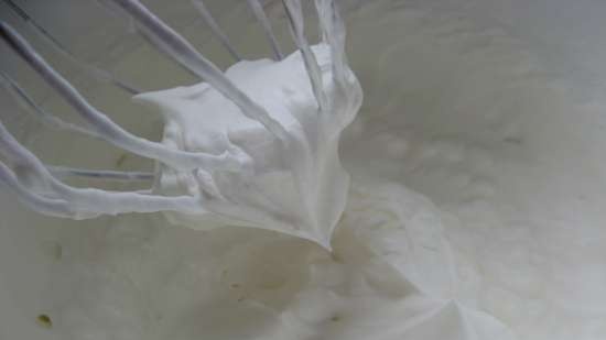 Pastel de semillas de amapola con crema de mantequilla y ciruelas pasas