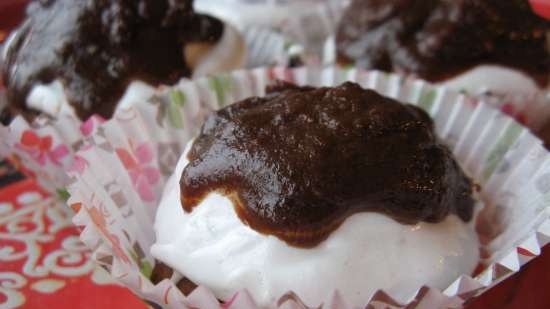 Chocolade cupcakes met eiwitcrème in glazuur