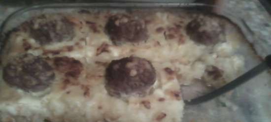 Burgonya-káposzta rakott húsgombóccal (Kartoffel-Sauerkraut-Auflauf mit Frikadellen)