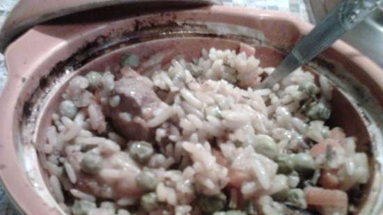 Ryż z mięsem, dynią i zielonym groszkiem, duszony w garnku