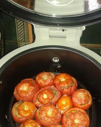 Pomodori ripieni di fegatini di pollo cotti in una friggitrice ad aria