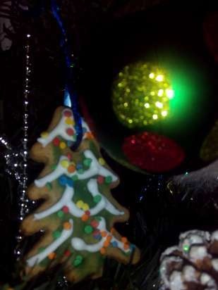 Galletas delicadas (pan de jengibre) en el árbol de Navidad
