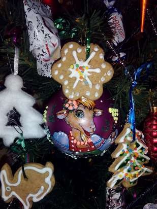 Galletas delicadas (pan de jengibre) en el árbol de Navidad