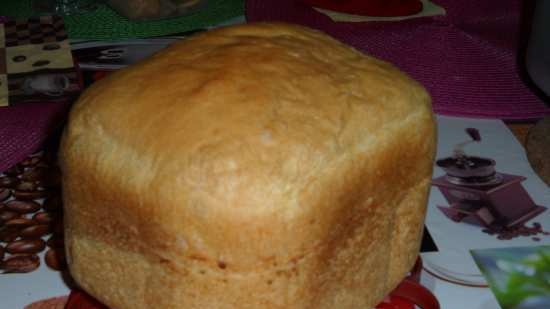 Chleb francuski w wypiekaczu do chleba z prasowanymi drożdżami