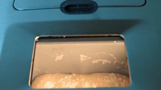 Pane grigio chiaro a lievitazione naturale semplice nella macchina per il pane Bork-X800