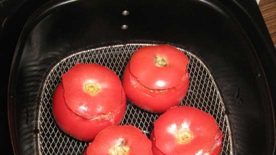 Pomodori ripieni di fegatini di pollo cotti in una friggitrice ad aria