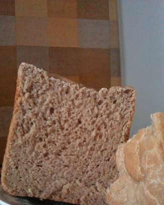 Pane di frumento con lievito madre in una macchina per il pane