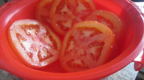 Zandtaarttaartje met kwark en kaasvulling, tomaten en basilicum