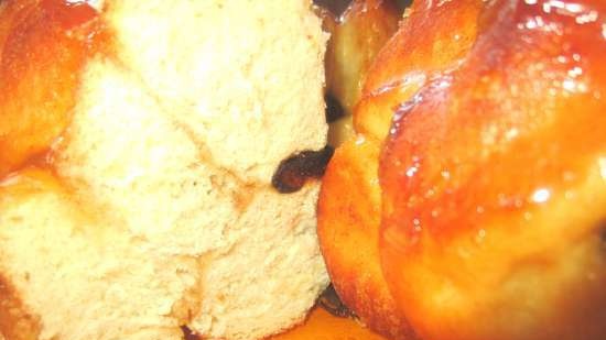 Małpi chlebek z sosem toffi, orzechami i suszonymi owocami