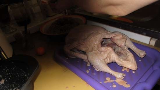 ברווז במילוי כוסמת, שזיפים מיובשים וכבד עוף, אפוי בשרוול