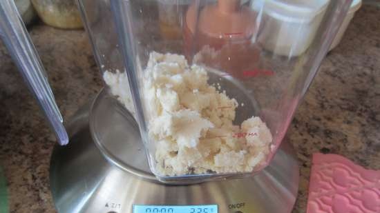 Ořechové mléko ve šroubovacím odšťavňovači Kitfort KT-1101