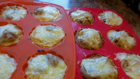 Muffins Zwaluwnest of ongebruikelijke pasta, kotelet en kaas